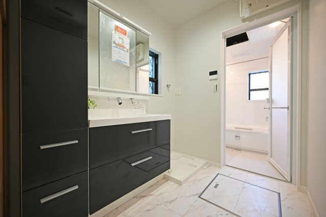 Hapikuru Town平松3丁目新築一戸建て│4LDK+並列駐車2台可の独立洗面台|広々とした洗面台は2人並んで支度ができる広さ。忙しい朝でも安心です。