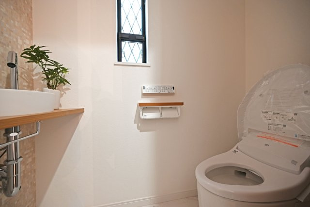 Hapikuru Town平松3丁目新築一戸建て│4LDK+並列駐車2台可のトイレ|1階、2階トイレとも手洗い付のタンクレスタイプ。寒い日も快適に利用できるウォシュレット付。