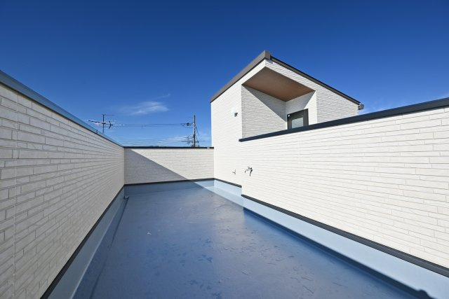 Hapikuru Town平松3丁目新築一戸建て│4LDK+並列駐車2台可のバルコニー|天気のいい日にはのんびりとした時間を過ごせるルーフバルコニーは第2の庭として家族の寛ぎ空間に。