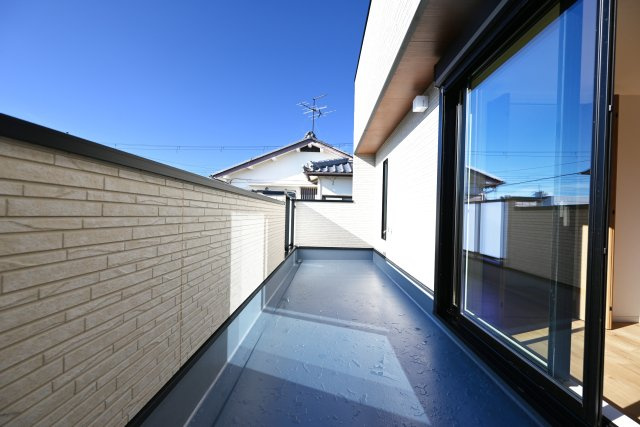 Hapikuru Town平松3丁目新築一戸建て│4LDK+並列駐車2台可のバルコニー|南向きバルコニーは陽当たり良好。洗濯物を干すだけでなく、のんびりとした時間をすごせるのも◎
