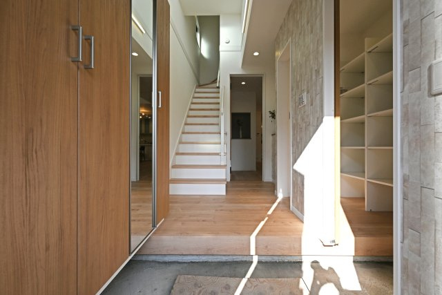 Hapikuru Town平松3丁目新築一戸建て│4LDK+並列駐車2台可の玄関|家の顔である玄関上部も吹抜空間。上部から光が差し込む圧倒的開放空間です。