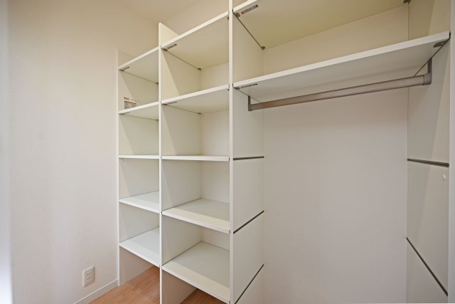 Hapikuru Town平松3丁目新築一戸建て│4LDK+並列駐車2台可の玄関|玄関横には大容量のシューズクローク有。家族みんなの靴やベビーカーのような大きな荷物もラクラク収納。