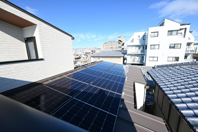 Hapikuru Town平松3丁目新築一戸建て│4LDK+並列駐車2台可の発電・温水設備|ZEH住宅の特徴である創エネ太陽光パネル。自宅でエネルギーを生み出し、エネルギーの自給自足を実現。
