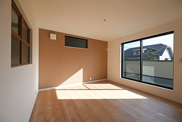 Hapikuru Town平松3丁目新築一戸建て│4LDK+並列駐車2台可の洋室|主寝室想定の約8.5帖洋室。南向きバルコニーに面し、ウォークインクローゼット付の明るいお部屋です。