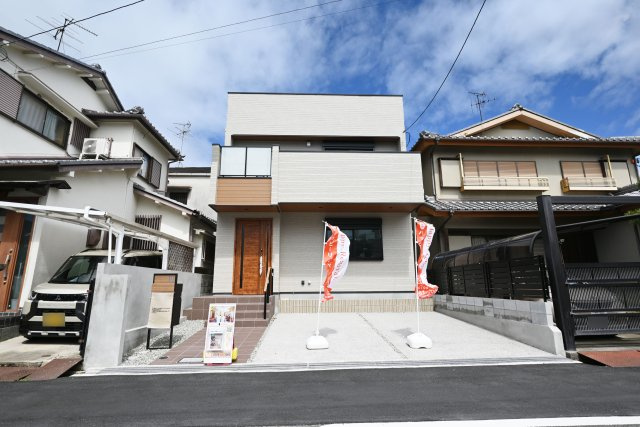 Hapikuru Town平松3丁目新築一戸建て│4LDK+並列駐車2台可の外観|LDK上部と玄関部分に吹抜を設けた明るく開放感のある4LDK新築戸建が誕生いたします。ゆとりある広さの住空間で新生活を始めませんか？皆様からのご連絡を心よりお待ちしております。