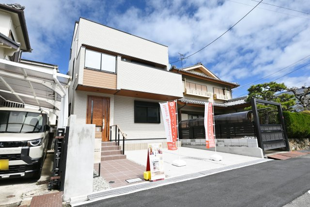 Hapikuru Town平松3丁目新築一戸建て│4LDK+並列駐車2台可の外観|接道約7.4ｍと広く、並列駐車2台可能です。