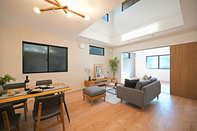 Hapikuru Town平松3丁目新築一戸建て│4LDK+並列駐車2台可の居間・リビング|リビング上部の吹き抜けから柔らかい自然光が降り注ぐ、寛ぎ空間です。