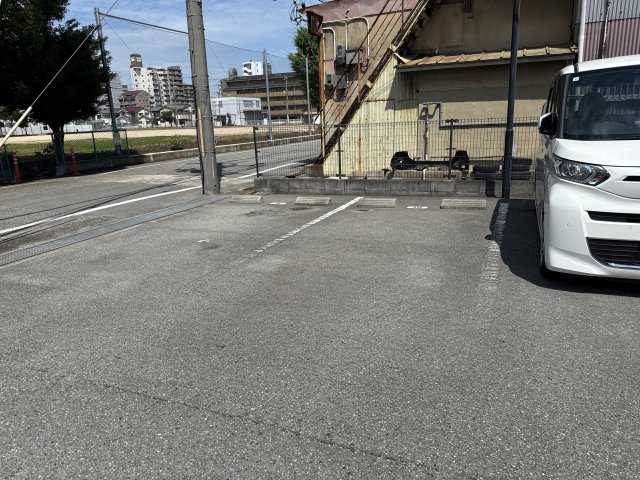 グリーンコート手柄の駐車場