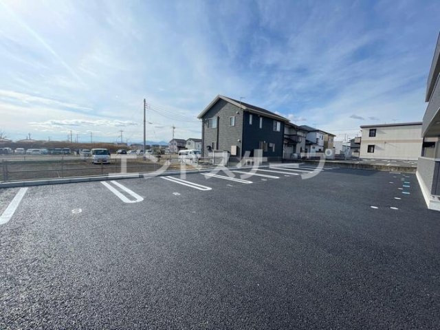サラ スリールの駐車場|高崎、前橋、伊勢崎エリアのお部屋探しはエンドスケープまで！お客様の理想お聞かせ下さい♪