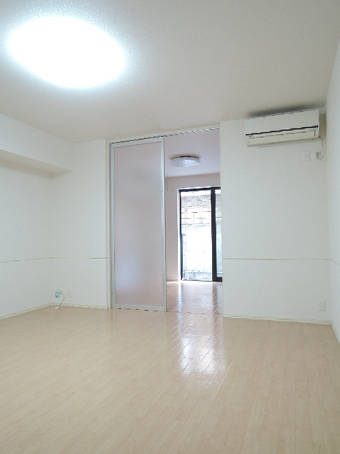 スリジェメゾンのエントランス|南向きの広々とした１ＬＤＫです♪