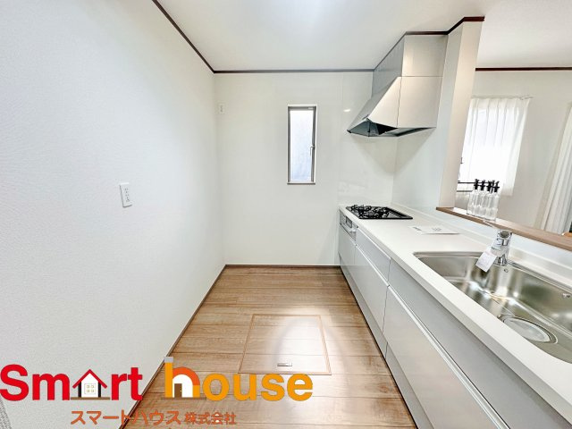 【キッチン】 | 町田市成瀬　新築全4棟 | 幅広いキッチンに冷蔵庫、カップボードなどを設置しても楽々と料理できます！
スペースにゆとりがあると気持ちもいいですね♪