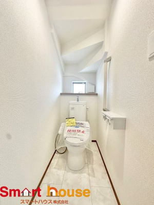 【トイレ】 | 町田市成瀬　新築全4棟 | 節水型でエコなトイレには、今では当たり前のウォシュレット付き。便座を温める機能もついていて、居心地良くてトイレから出られなくなるかも！換気用に換気扇はもちろん、窓も着いているので常に快適ですね