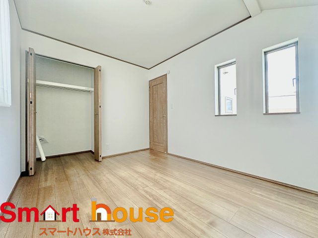 【洋室】 | 町田市成瀬　新築全4棟 | 広々とした居住空間は日々の暮らしを彩り、心のやすらぎと満足感を与えてくれます。通風と採光を考慮した設計は子供たちはのびのび育ち、家族でくつろぎと団らんを生み出します。