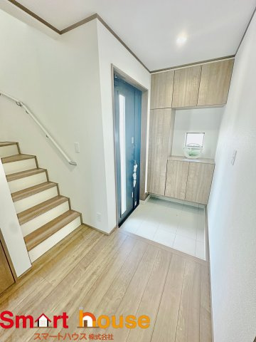 【外観】 | 町田市成瀬　新築全4棟 | 住む人も来客も入った瞬間にワクワクさせてくれるオシャレな玄関♪
収納もたっぷりあるので、靴がたくさんあっても安心！
気持ちの良い朝は、毎日ここからスタートしていきます♪