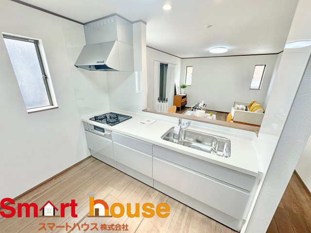 【キッチン】 | 町田市成瀬　新築全4棟 | ダイニングからワークスペースを見渡せる、見せるキッチン。ダイニングとの空間のつながりが、スペースのゆとりを生み出します♪