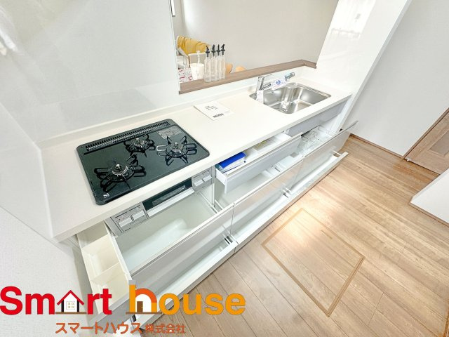 【キッチン】 | 町田市成瀬　新築全4棟 | 大容量収納付きキッチンは、調味料などをスッキリさせ綺麗な空間で気持のいい料理を手助けします！