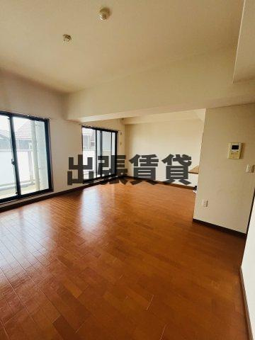 仲介手数料0円！アヴニール弁天の居間・リビング