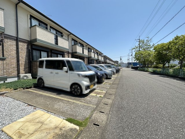 リヴェール北御座 A棟の駐車場