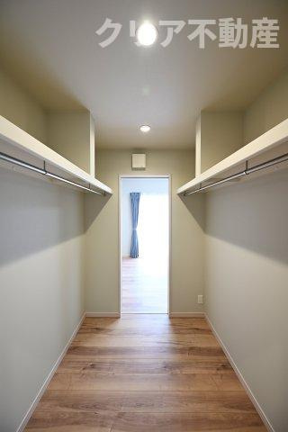 【洋室】 | スマート・ワン シティ 太田市龍舞町 | 広々としたウォークスルークローゼットでお部屋はいつでもスッキリ！