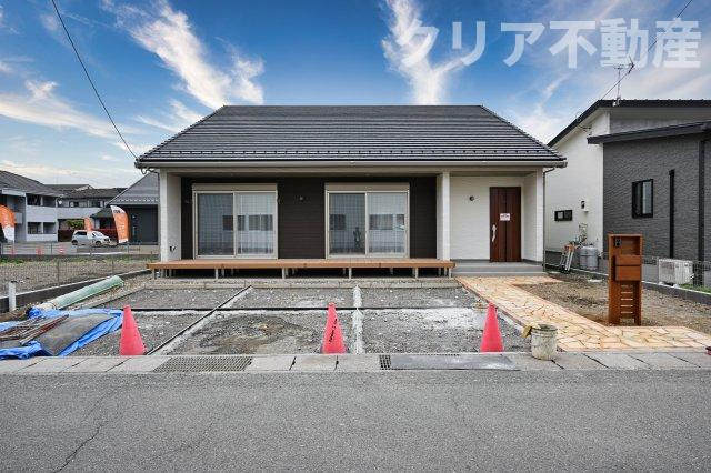 【外観】 | スマート・ワン シティ 太田市龍舞町 | スッキリクリアな青空に映える高級感あふれるエクステリア！
南道路なので日当たり良好な立地です♪