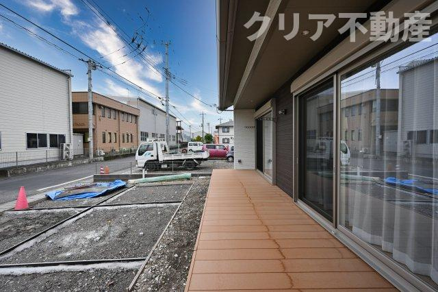 【バルコニー】 | スマート・ワン シティ 太田市龍舞町 | ウッドデッキでBBQや日向ぼっこも楽しめます！