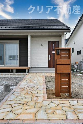 【外観】 | スマート・ワン シティ 太田市龍舞町 | 玄関前のアプローチはおしゃれなインターロッキング仕様♪