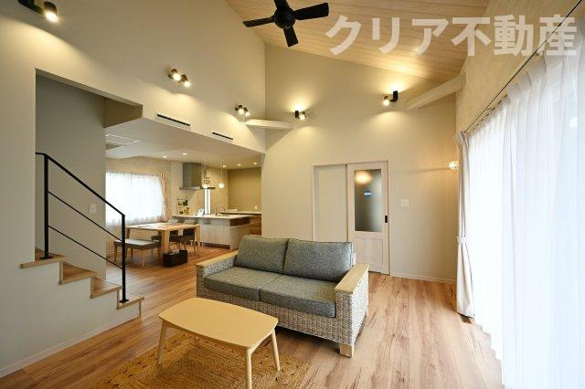 【居間・リビング】 | スマート・ワン シティ 太田市龍舞町 | 日当たりがよく広いリビングは家族が自然と集まる居心地の良い空間です♪