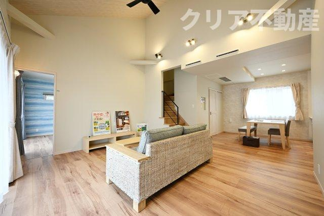 【内装】 | スマート・ワン シティ 太田市龍舞町 | 大型ＴＶも余裕で置けちゃう！ワイドなリビングで家族団らんの時間も増えそうですね♪