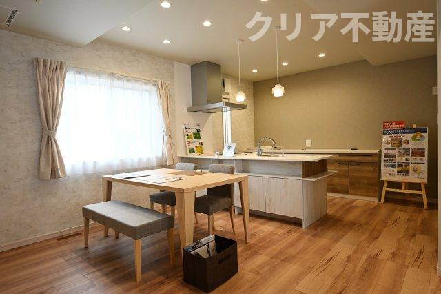 【居間・リビング】 | スマート・ワン シティ 太田市龍舞町 | 家族揃っての食事が楽しくなる広々としたダイニング♪