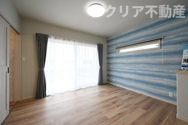 【洋室】 | スマート・ワン シティ 太田市龍舞町 | 続き間の洋室はさわやかなアクセントクロスが印象的な空間！