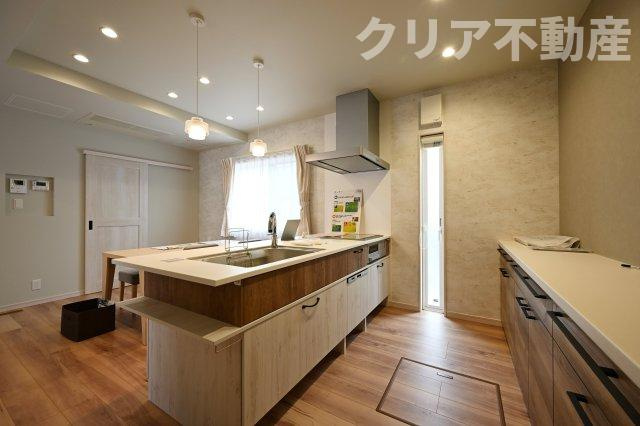 【キッチン】 | スマート・ワン シティ 太田市龍舞町 | 対面タイプならキッチン内にいながらご家族やお客様との会話が楽しめます