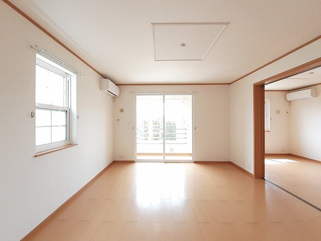 ラ・プレジオーネⅡの居間・リビング|ゆったり過ごせる居間です