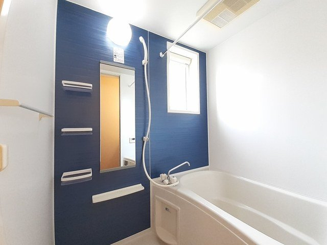 ラ・プレジオーネⅡの浴室|ゆったり過ごせるお風呂です