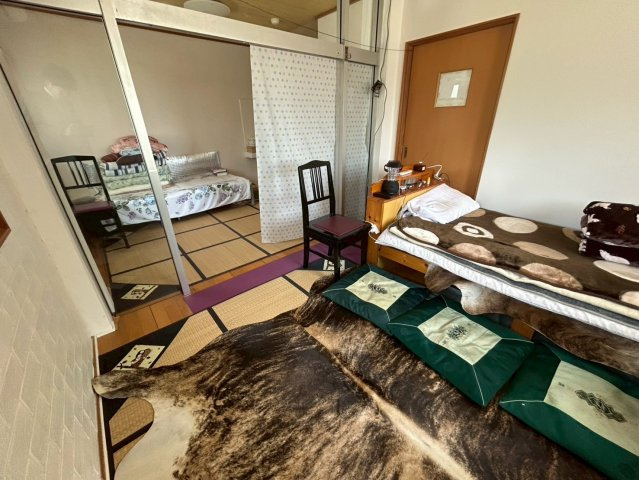 勝浦市松部　ペンションの洋室