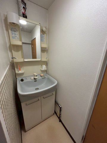 勝浦市松部　ペンションの独立洗面台