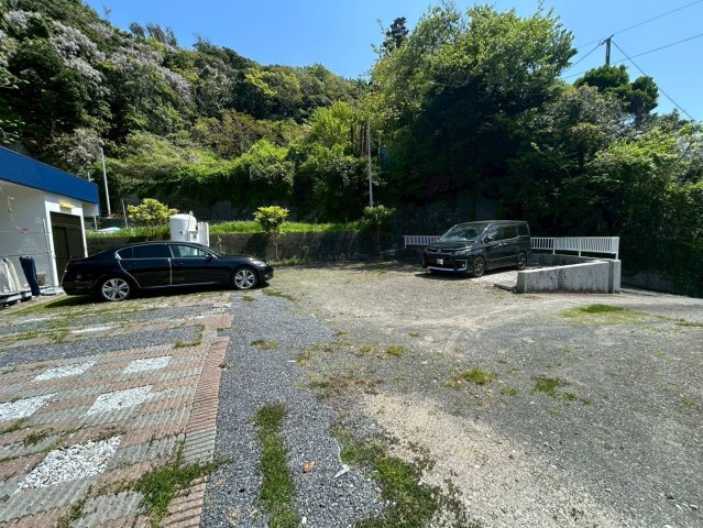 勝浦市松部　ペンションの駐車場