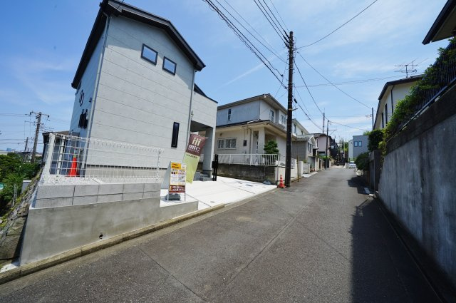 【横浜市保土ケ谷区境木町88-86新築戸建て】★仲介手数料無料★（初音が丘小学校・橘中学校）の前面道路含む現地写真