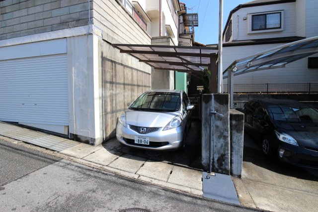 青山台3丁目戸建の駐車場