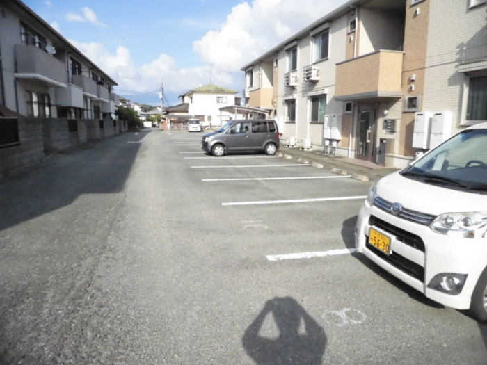レーベンパレス B棟の駐車場