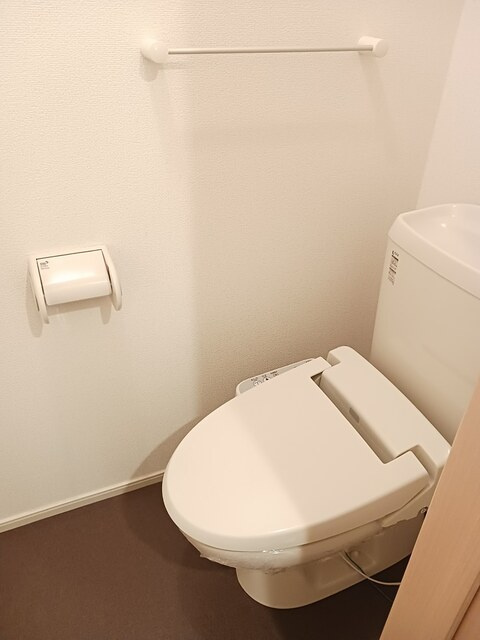 ☆温水洗浄・暖房便座付きトイレです☆