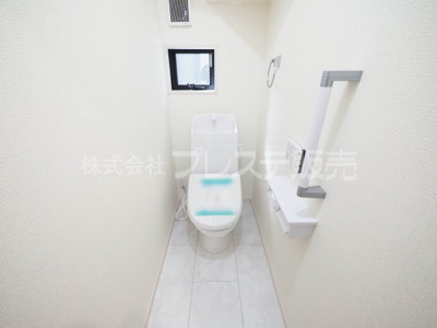 【トイレ】 | 奈良市西木辻町の新築一戸建 全３区画 | 現地写真（２号地１階トイレ）温水洗浄便座を標準装備！