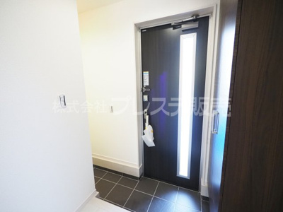 【玄関】 | 奈良市西木辻町の新築一戸建 全３区画 | 現地写真（２号地玄関）電子ロック＆ディンプルキーを標準装備！