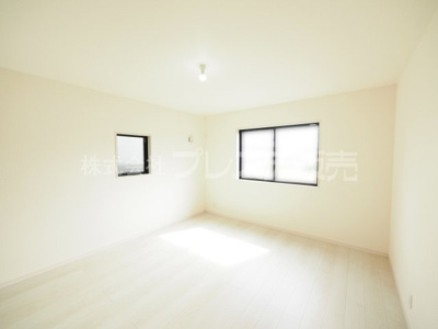 【洋室】 | 奈良市西木辻町の新築一戸建 全３区画 | 現地写真（２号地２階洋室）南向きですので、陽あたり良好です♪