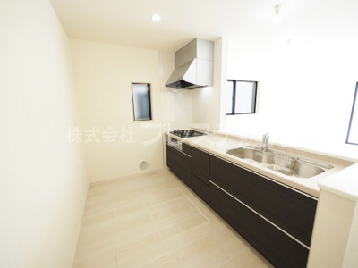 【キッチン】 | 奈良市西木辻町の新築一戸建 全３区画 | 現地写真（２号地キッチン）人気の対面キッチン♪