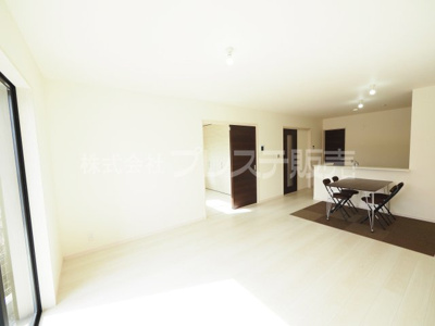 【居間・リビング】 | 奈良市西木辻町の新築一戸建 全３区画 | 現地写真（２号地リビング）ＬＤＫは広々１７帖！南向きですので、陽あたり良好です♪