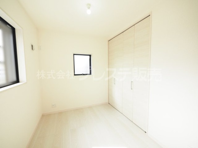 【洋室】 | 奈良市西木辻町の新築一戸建 全３区画 | 現地写真（２号地１階洋室）南向きですので、陽あたり良好です♪