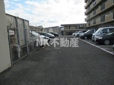 【駐車場】 | スカイガーデン東大阪（鴻池新田賃貸） | 駐車場に車を止められます