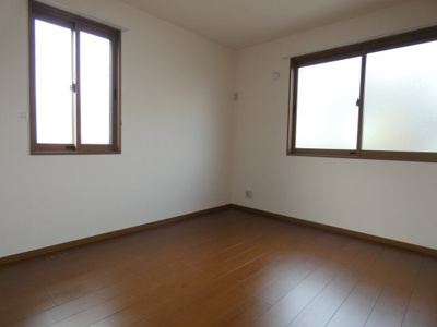 【洋室】 | クレストB | 角部屋のため2面採光明るい寝室