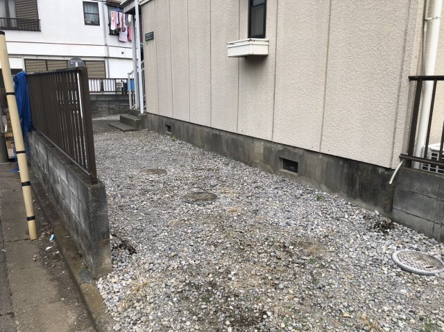 ドミールタガラ駐車場の庭
