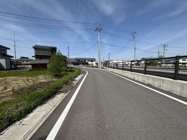 五泉市赤海1丁目　売地の前面道路含む現地写真